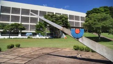 Universidade do Paraná abre seleção PSS com salários de até R$ 7,6 mil e 40 vagas