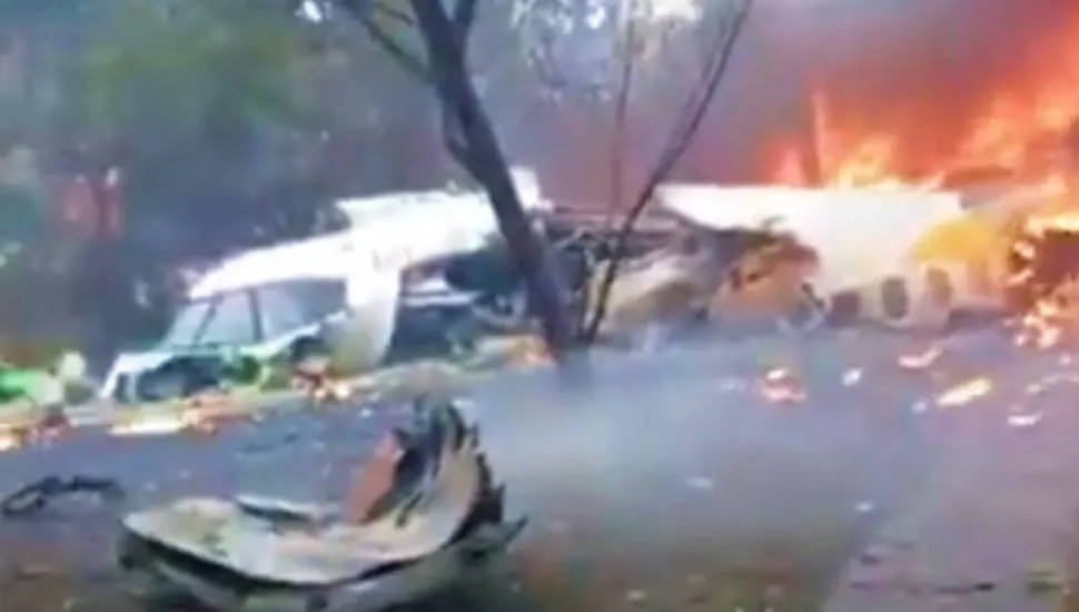 Imagem mostra o avião que caiu pegando fogo.