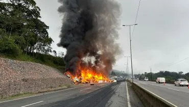 Carreta pega fogo e interdita BR-376 no sentido Santa Catarina