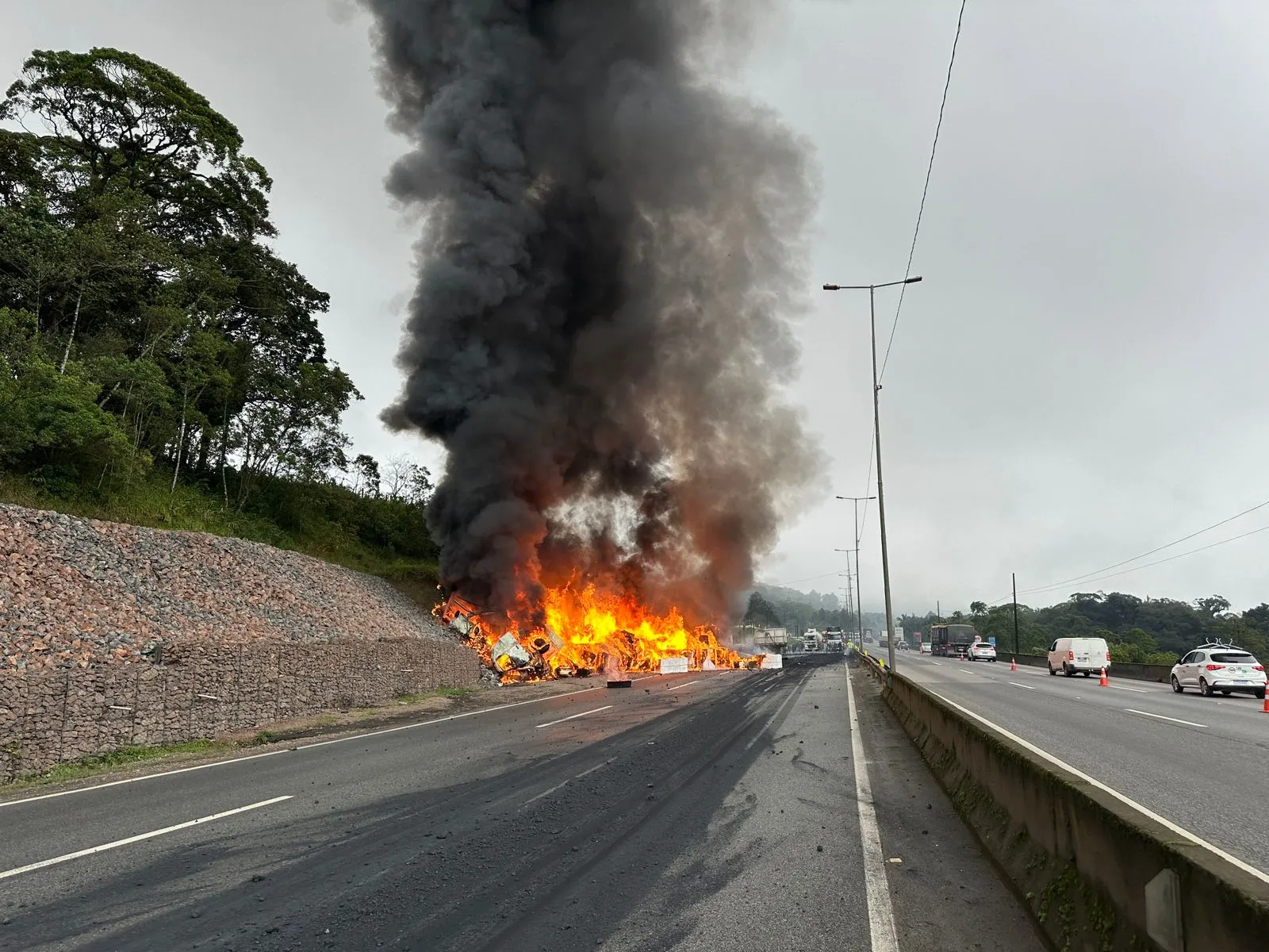 Caminhão pega fogo em acidente na BR-376, em Tijucas do Sul.