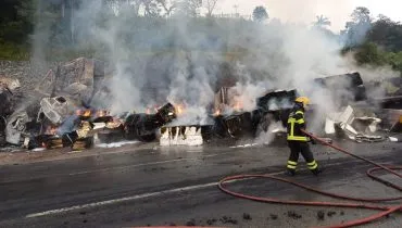 Acidente grave provoca incêndio na BR-376, em Guaratuba