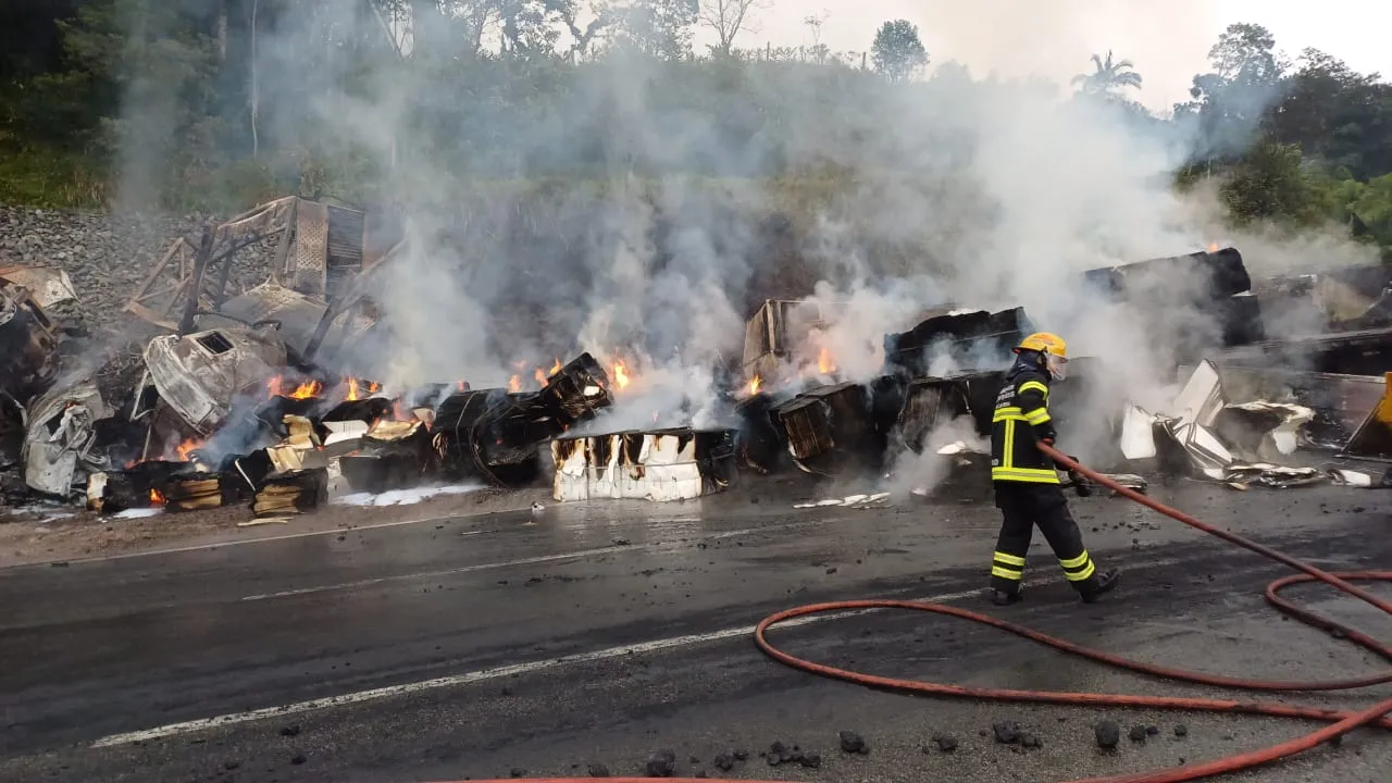 Acidente grave provoca incêndio na BR-376, em Guaratuba