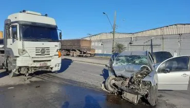 Acidente grave entre carro e caminhão bloqueia parte da BR-277