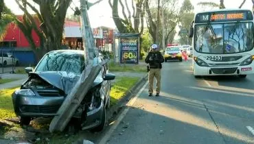 Homem cochila ao volante e derruba poste em importante avenida de Curitiba