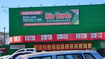 Foto mostra nova fachada do supermercados Rio Verde, antes chamado de Harger, com vários cartazes de promoções do dia