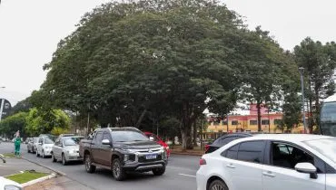 Avenida movimentada de Curitiba tem bloqueios e desvios em ônibus para obras