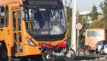 Motociclista morre após colisão com ônibus em Curitiba