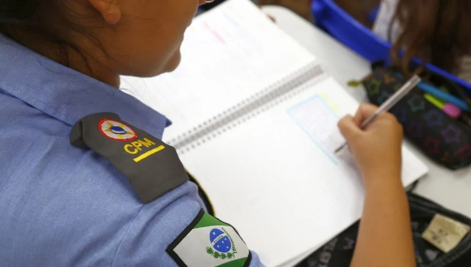 Aluna do Colégio da Polícia Militar do Paraná escreve em seu caderno.