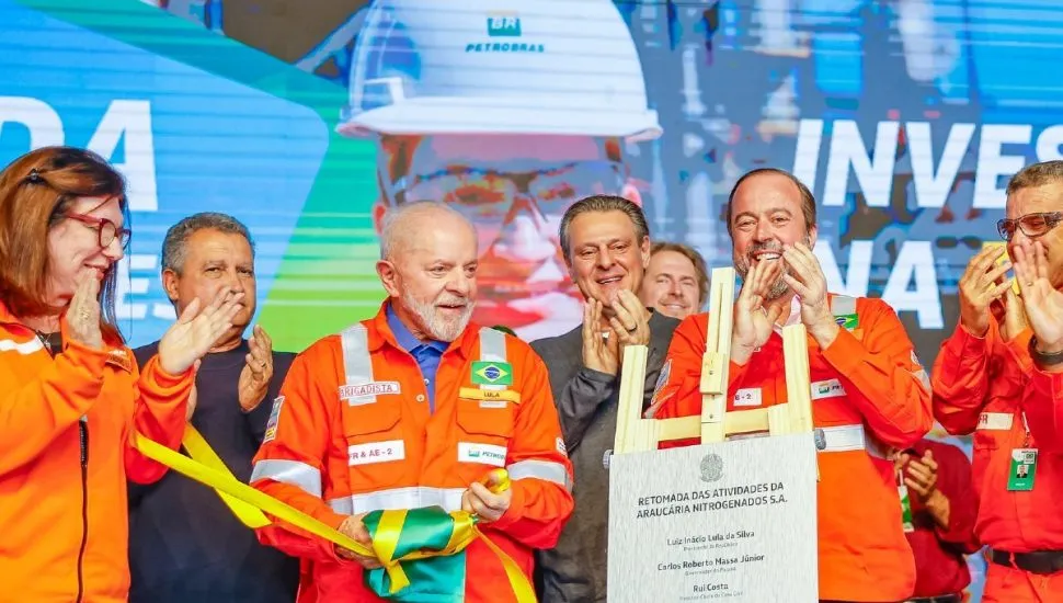 Lula e autoridades na cerimônia da reativação da fábrica em Araucária.