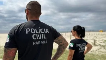 Policiais da Polícia Civil do Paraná, em praia do Litoral do estado.