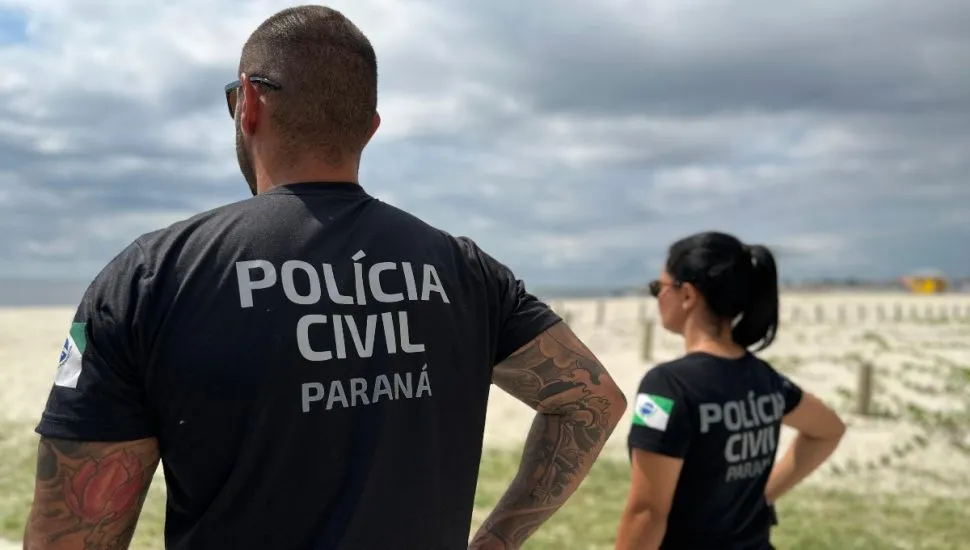 Policiais da Polícia Civil do Paraná, em praia do Litoral do estado.