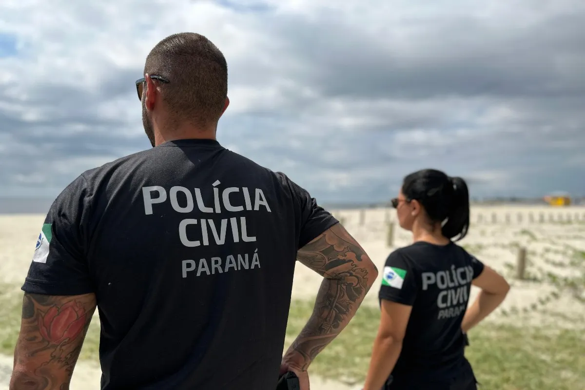 Policiais da Polícia Civil do Paraná, em praia do Litoral do estado.