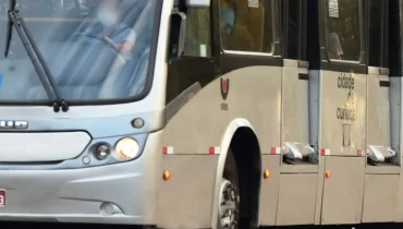 Detalhe da parte dianteira de ônibus ligeirinho de Curitiba.