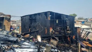 imagem mostra uma casa completamente destruída por um incêndio.