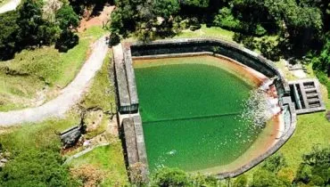 Foto aérea mostra a represa do Carvalho.