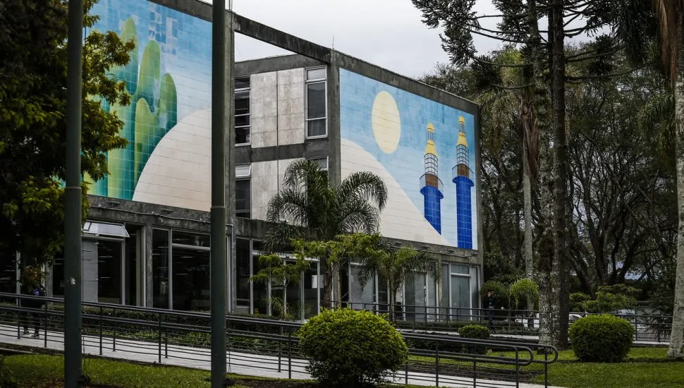 Foto mostra visão lateral da fachada do prédio da Prefeitura de Curitiba