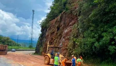 Imagem mostra o asfalto na BR-277, na Serra do Mar, com muita sujeira após deslizamento de terra em novembro de 2023.