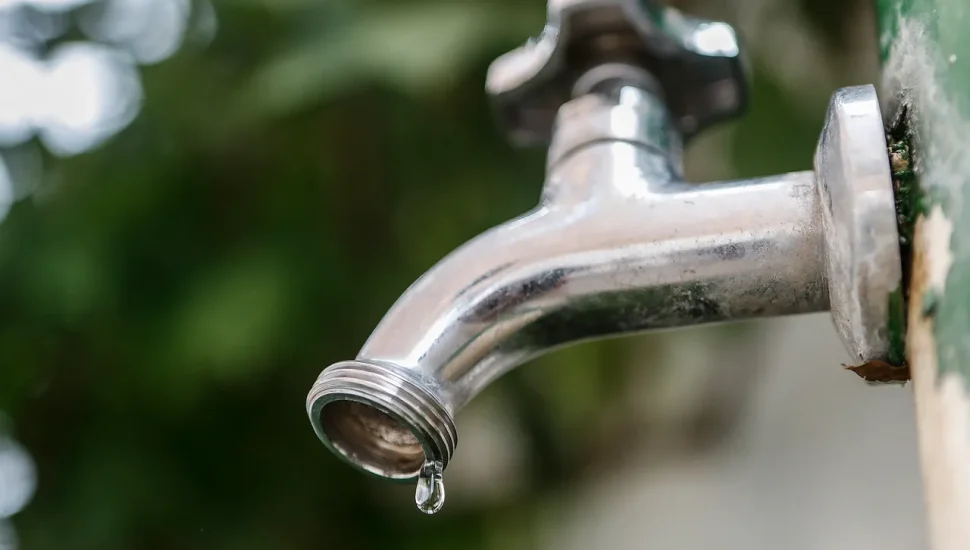 Torneira fechada, com uma gota de água.