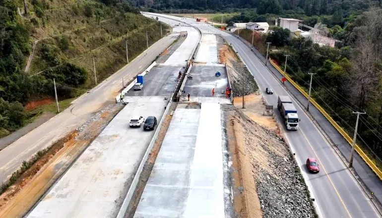 Imagem mostra a obra na Rodovia dos Minérios.