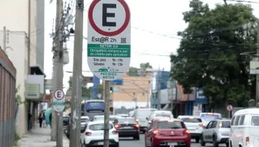 Placa em Curitiba, com informações sobre o estacionamento regulamentado em vias públicas.