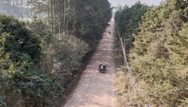 Carro trafega por estrada de terra na região metropolitana de Curitiba.