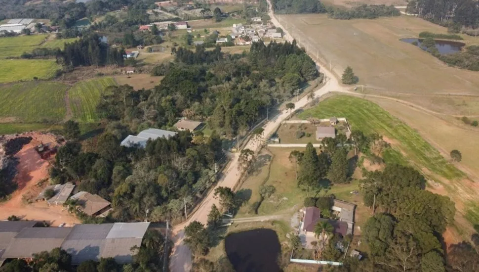 Vista aérea de estrada de terra, na região metropolitana de Curitiba.