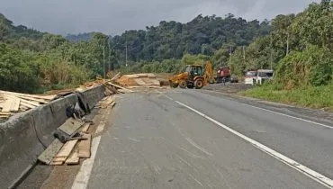 BR-116 tem pista interditada no Paraná após caminhão carregado com madeira tombar