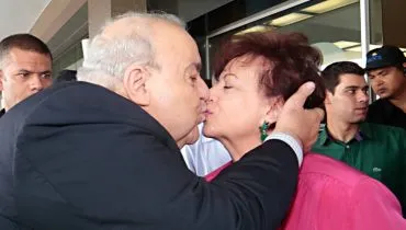 Imagem mostra Rafael Greca beijando a esposa Margarita Sansone, falecida em agosto de 2024.