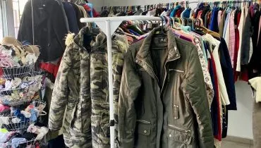 Na imagem, jaquetas e roupas de inverno em cabides.