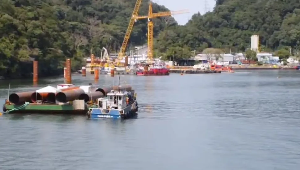 Na imagem, equipamentos no mar na margem, onde está sendo construída a Ponte de Guaratuba.