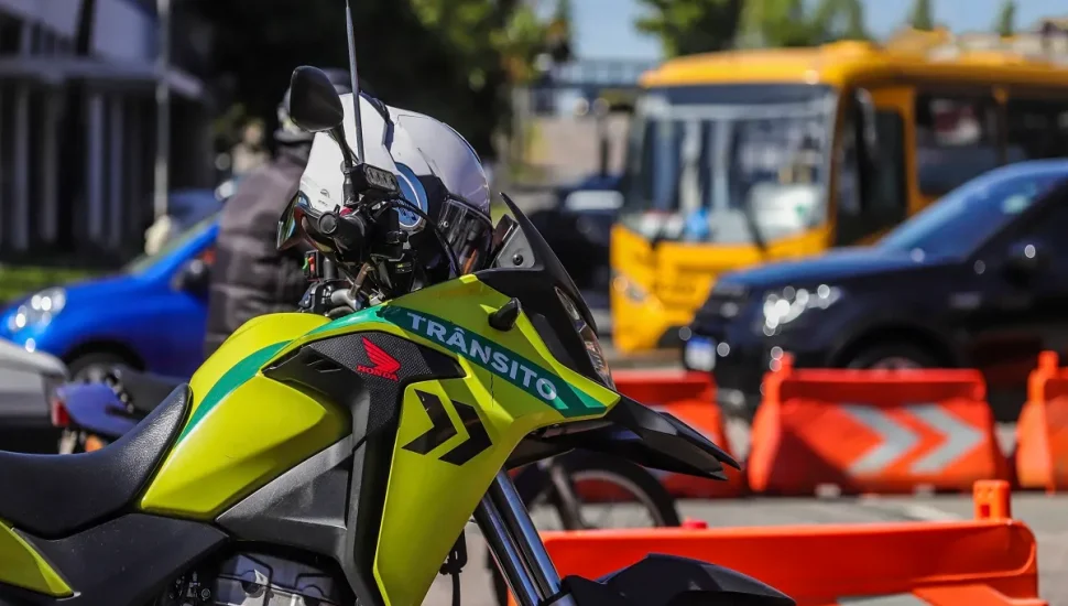 Moto da Setran bloqueia o trânsito em avenida de Curitiba.