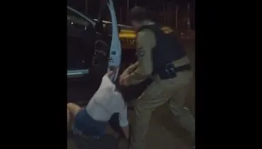 Imagem retirada de um vídeo onde um policial militar puxa uma mulher pelo cabelo.