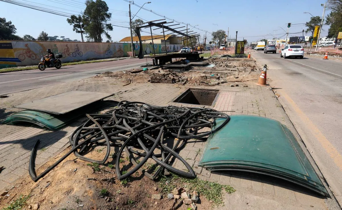 Imagem mostra uma estação tubo desmontada com céu azul e peças espalhadas pelo chão,