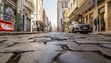 Detalhe do calçamento histórico da Rua São Francisco, em Curitiba.