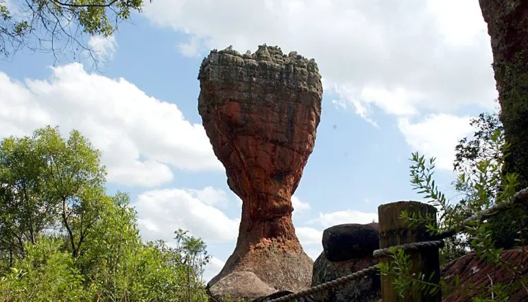 Na imagem, a taça, arenito mais famoso do Parque Estadual de Vila Velha.