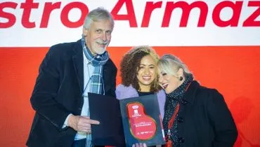 João Francisco (Bistrô Armazém), Eloá Cruz (Tribuna do Paraná / Rango Barateza), e Ana Claudia (Bistrô Armazém) seguram o Prêmio Bom Gourmet categoria Prato Feito by Rango Barateza