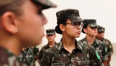 Imagem mostra mulheres com o uniforme do do Exercito do Brasil.