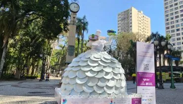 imagem mostra uma escultura feira com pratos de porcelana na Praça Osório, em Curitiba