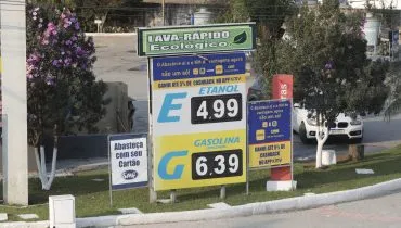 Imagem de um posto de gasolina em Curitiba com placa marcando R$ 4,99 o preço do Etanol.