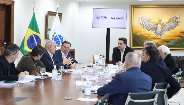 Na imagem, uma grande mesa de reuniões e em volta dela, autoridades, o governador do Paraná e executivos da CSN.