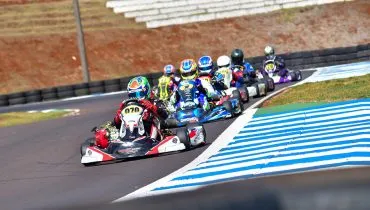 Metropolitano de Kart de Cascavel tem provas quentes no sábado de frio