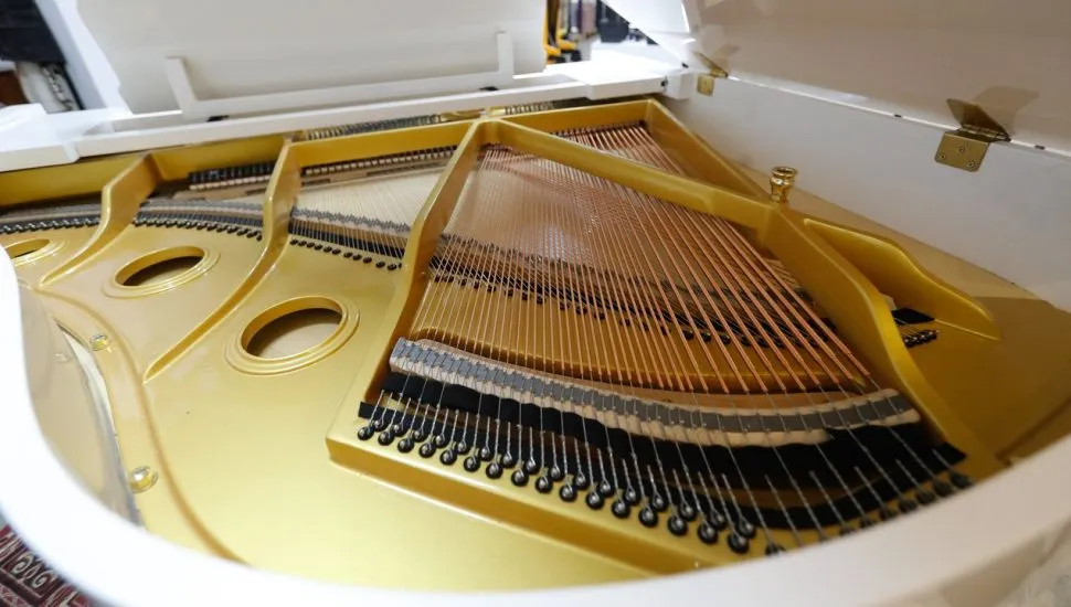 Interior de um piano branco da Essenfelder.