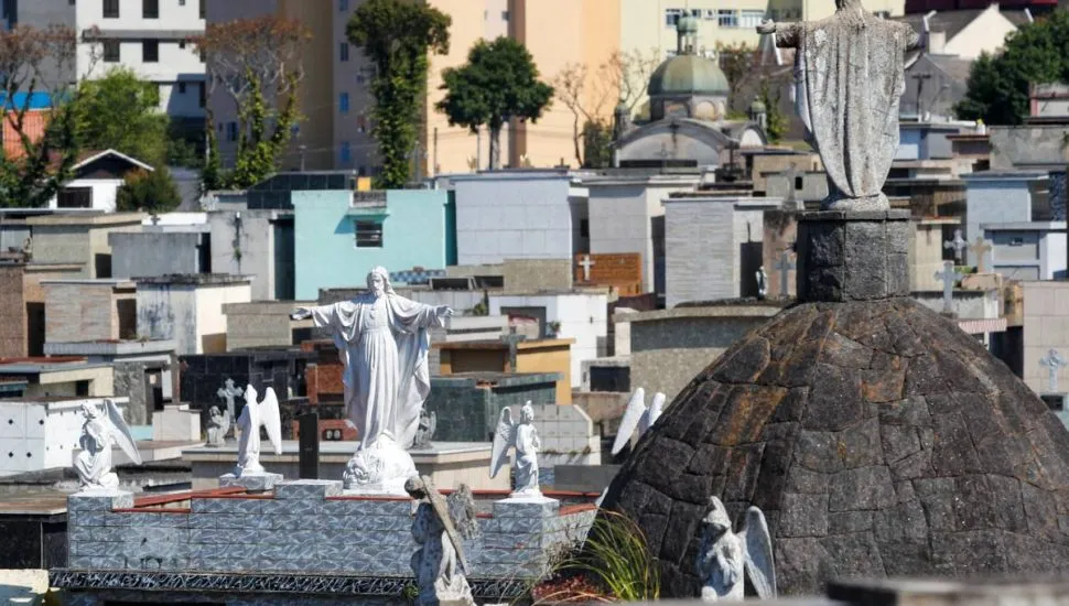 Imagem mostra, de longe, vários túmulos de um cemitério em Curitiba.