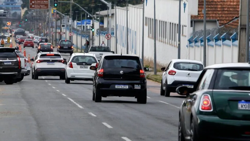 Imagem mostra carros circulando em uma avenida de Curitiba.