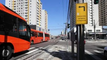 Vai arriscar? Virar nesta esquina em bairro de Curitiba é “roleta russa”