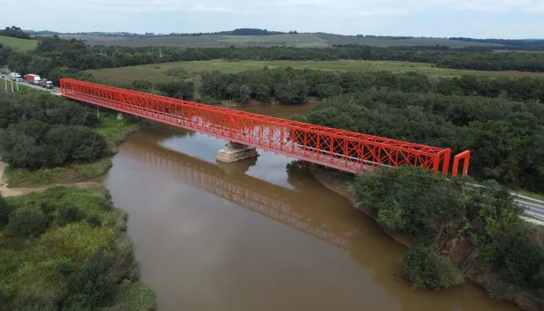 Ponte metálica entre as cidades da Lapa e Campo do Tenente