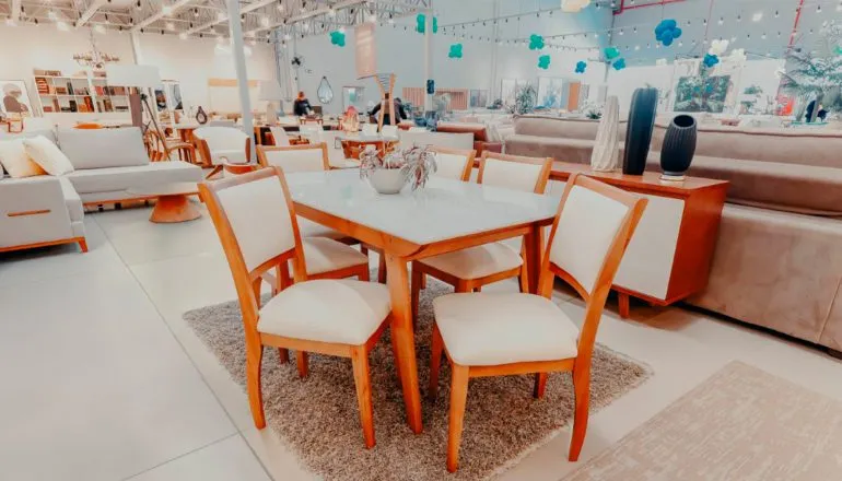 A Sala de Jantar Sofia é perfeita para quem busca um design diferenciado e a comodidade para os momentos em família e amigos. Combinada com outros elementos, transforma o ambiente em um local aconchegante e acolhedor. 
