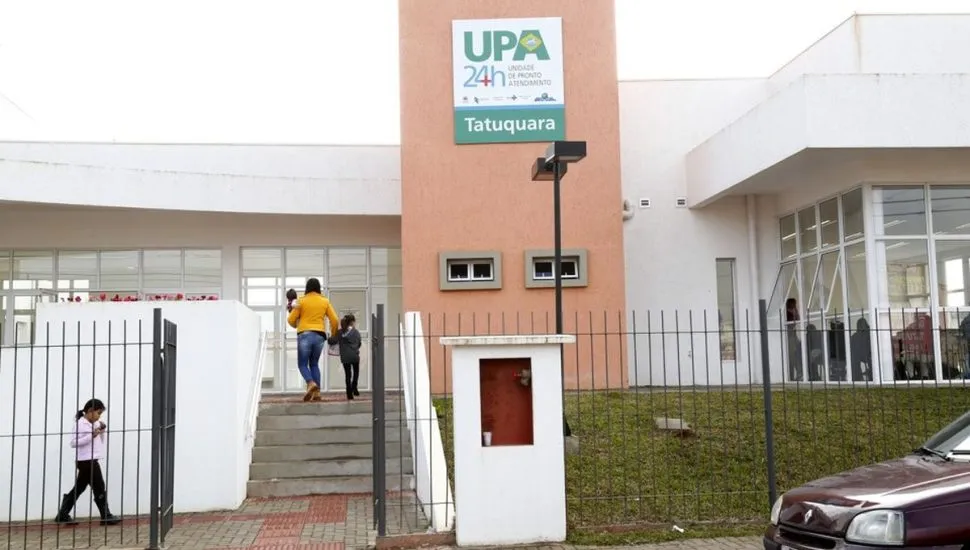 Foto mostra a entrada da UPA do bairro Tatuquara, em Curitiba.