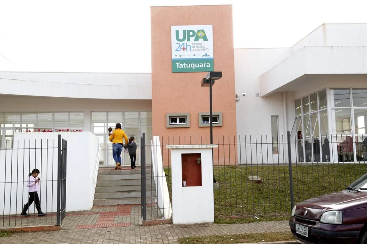 Foto mostra a entrada da UPA do bairro Tatuquara, em Curitiba.