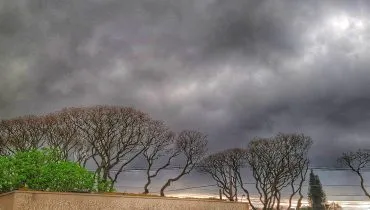 Imagem mostra o tempo fechado em Curitiba, com nuvens carregadas.